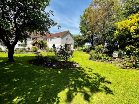 Beautiful rural farmhouse and barn, sleeps 16
