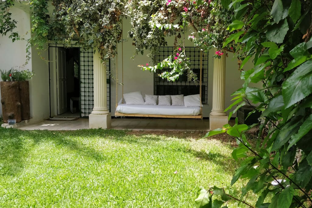 Canapé balançoire dans la terrasse du jardin