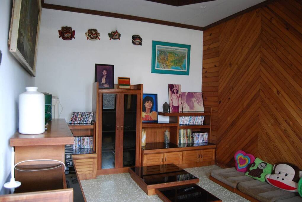 Sitting area where additional beds can also be placed