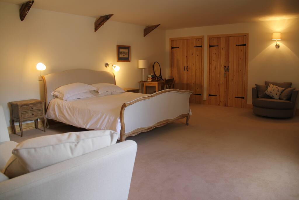 Large spacious bedroom ensuite bathroom