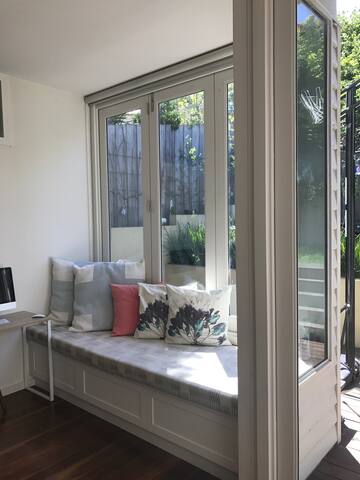 Spacious luxury living in Battery Point gallery image 5