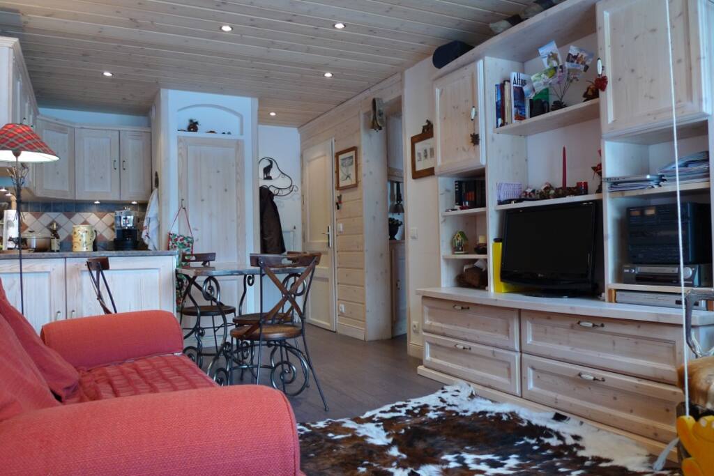 séjour avec cuisine ouverte, décor montagnard chaleureux