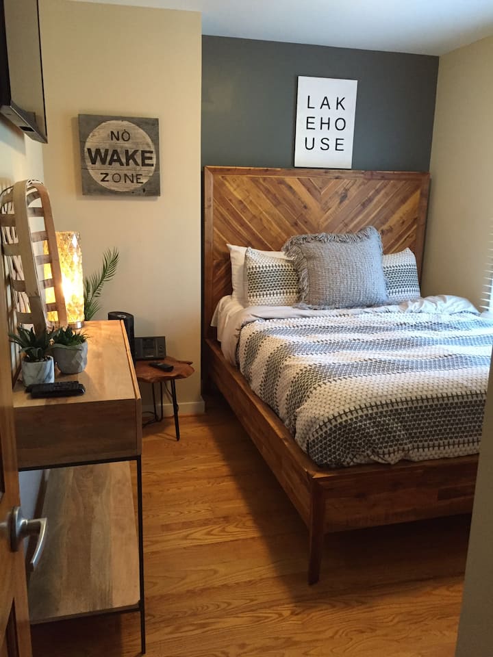 Guest room - lower level- queen bed 