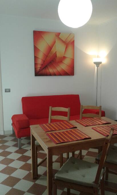 la sala da pranzo con il divano letto