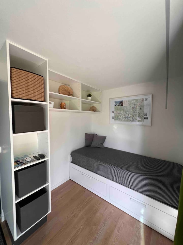 Დღის საწოლი ან საძინებელი სივრცე ერთი ადამიანისთვის 