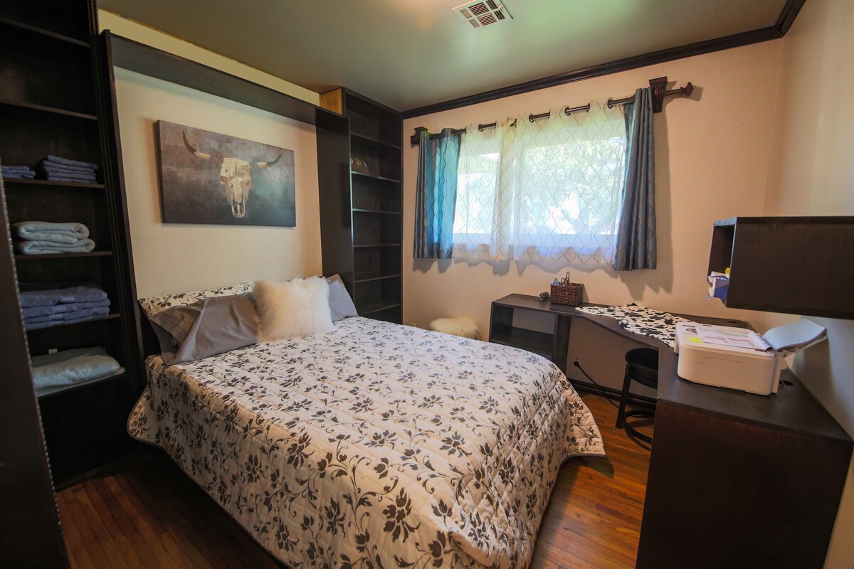 Tercer dormitorio con cama Murphy de tamaño completo.