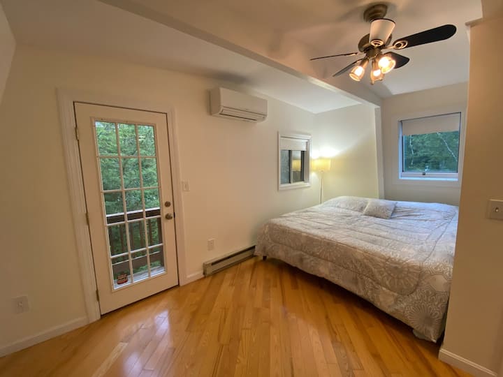 Chumba kikuu cha kulala chenye kitanda aina ya king kwenye ghorofa ya tatu