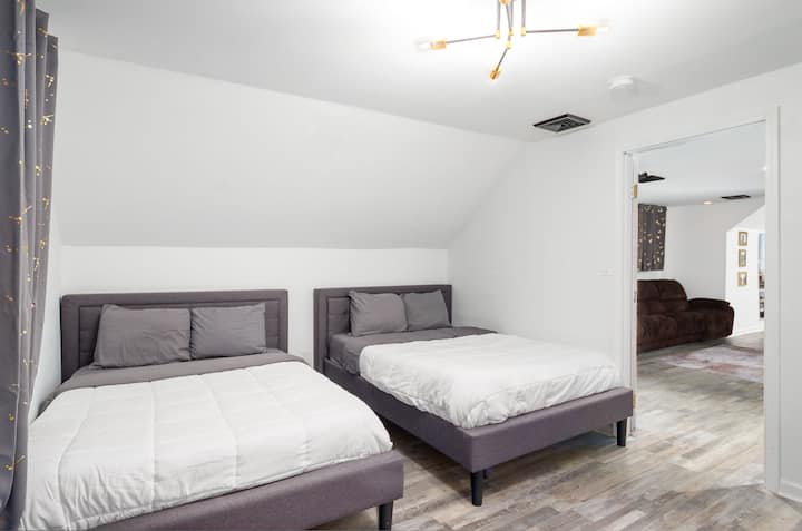 Dhoma e gjumit në katin e dytë (1 nga 3 dhomat e gjumit të katit të dytë)
2 krevate dopio
Lojëra tavoline dhe aktivitete në dhomë 