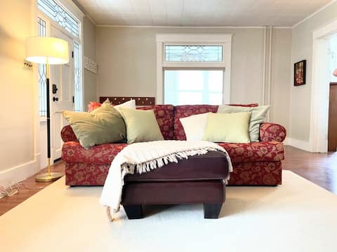 Immaculate, spacious 3 BR, near UPMC + PSU