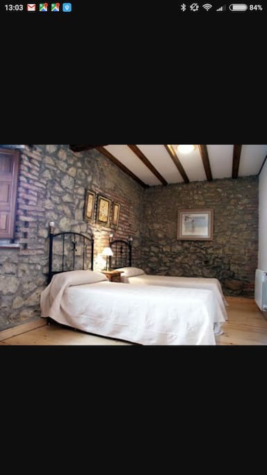 Sientanse como en la edad Antigua, rodeados de piedra y madera, con ese sabor de antaño, pero con las comodidades actuales simplemente ,disfruten.