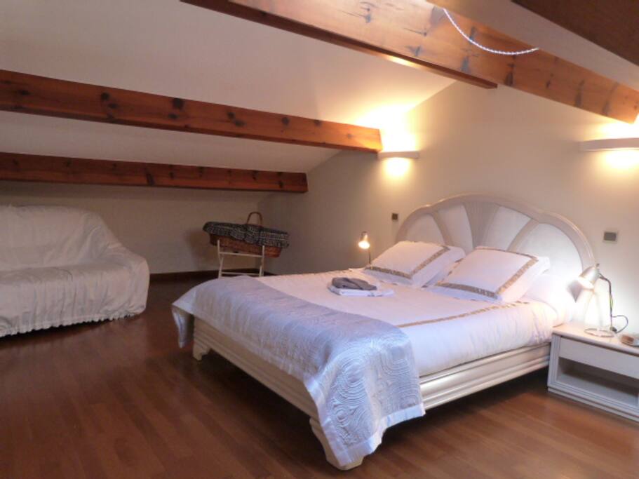 Chambre mansardée avec convertible