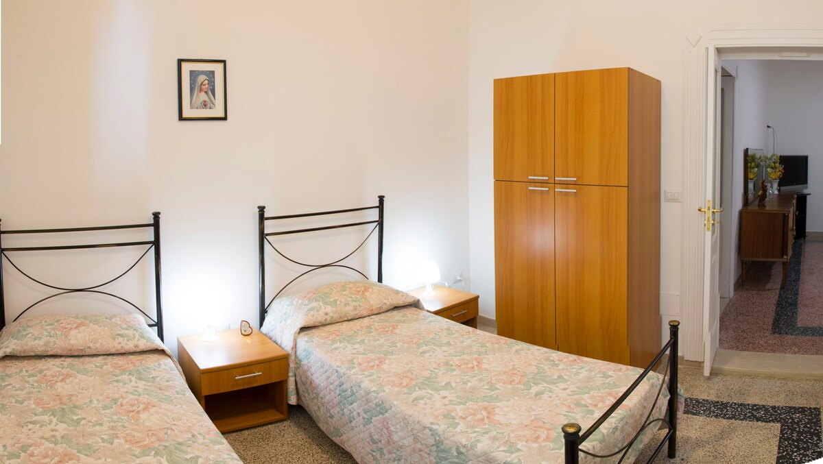 غرفة نوم بسريرين مفردين