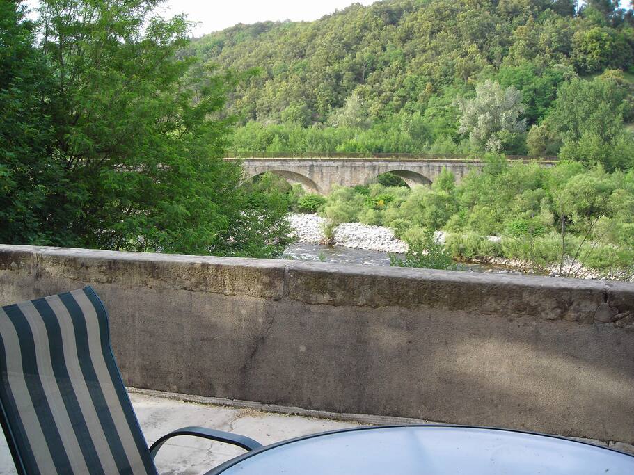 Terrasse vue sur la rivière de l'Ardèche