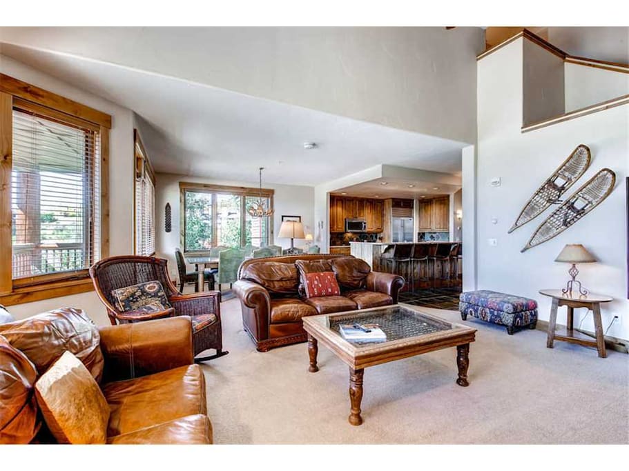 Couch,Furniture,Chair,Indoors,Room