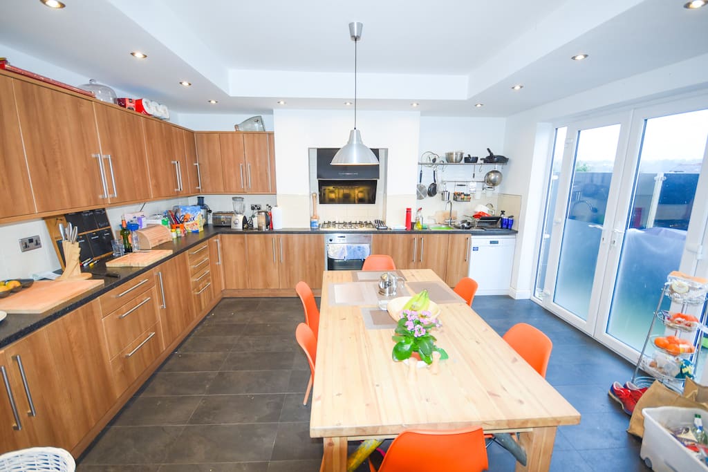Kitchen, the hub of the house. Using the kitchen and cooking is no problem!