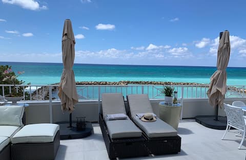 Beautiful, Seafront 3 bed condo, Seven Mile Beach