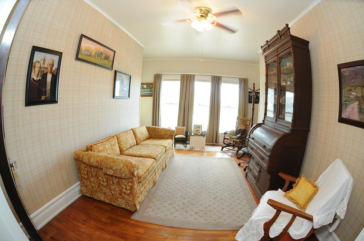 Სხდომათა დარბაზი/
Საჭიროებისამებრ, საოფისე სივრცე შეიძლება გარდაიქმნას დამატებით საძინებლად.