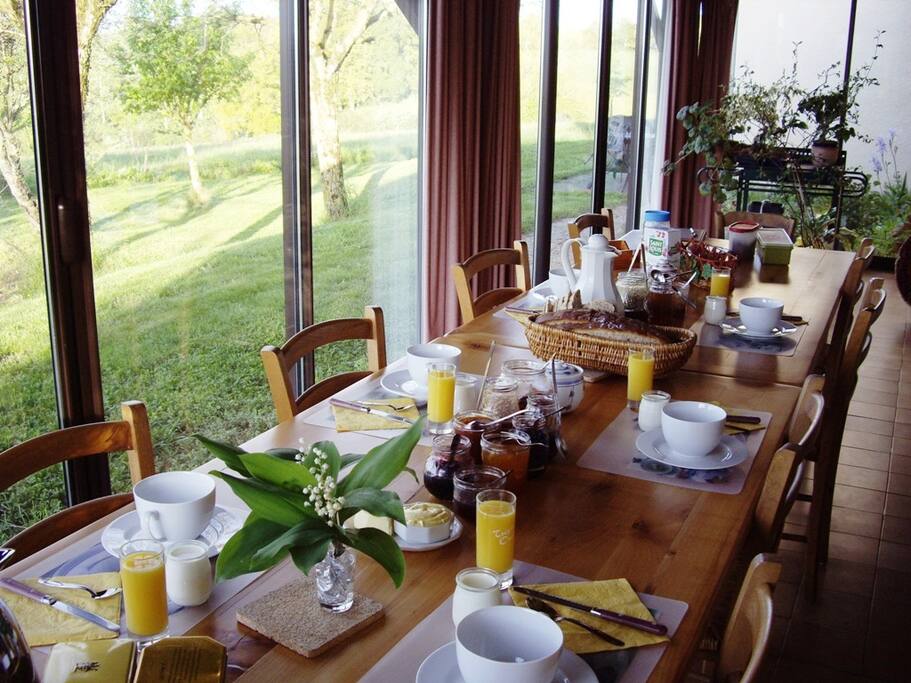 petit déjeuner à la véranda