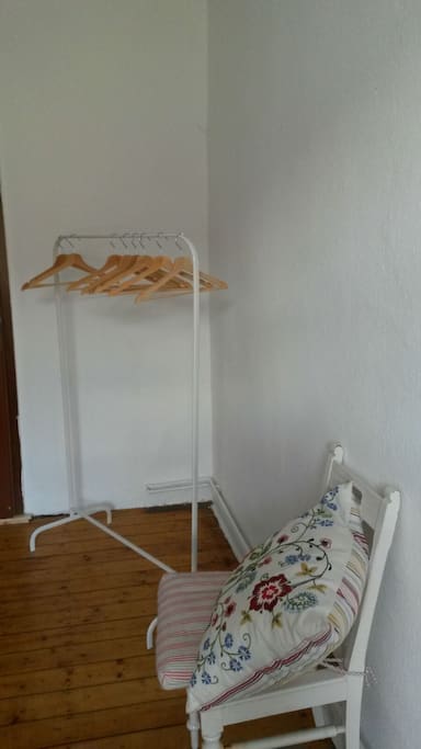 Platz, für Jacken, Anzüge etc.