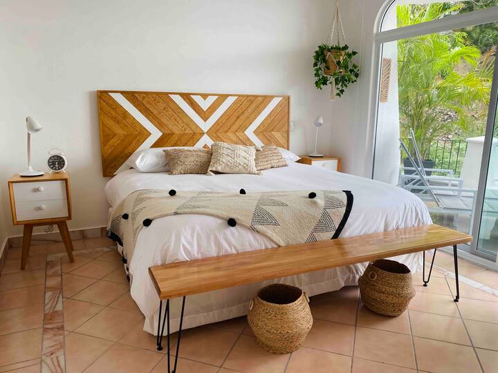 Recamara principal con cama king size 