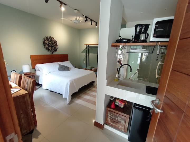 Comfortabele suite, tweepersoonsbed, airconditioning, plafondventilator, tv50 "smart met kabel-tv Claro en Netflix. In de mini-keuken, servies, glazen,  bestek, sandwich maker, airfryer, magnetron en minibar.