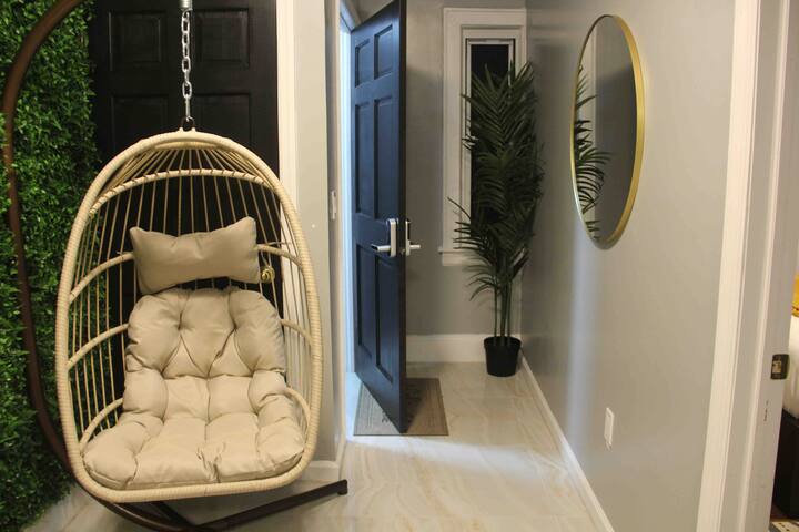 NYC Spacious 3BR • LGA/ JFK • 15 Mins To City gallery image 4