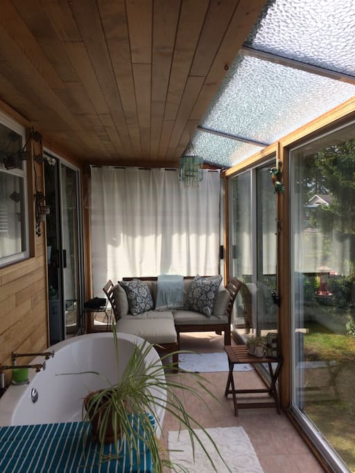 Solarium oasis with soaker tub. Open all the doors and it's like you're outside. Watch the stars while drinking a glass of wine in the tub.