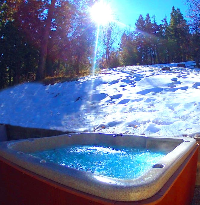 Private large hot tub spa, with spectacular views of the mountain.