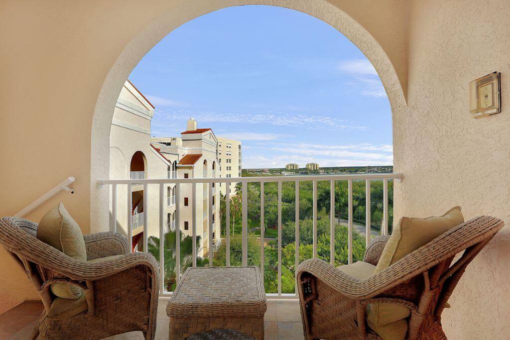 ENTRANCE LANAI