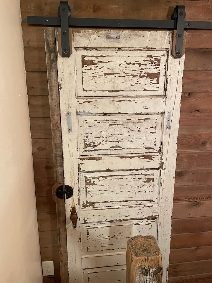 卧室内有150年历史的门，通往后门廊。它目前保持锁定状态