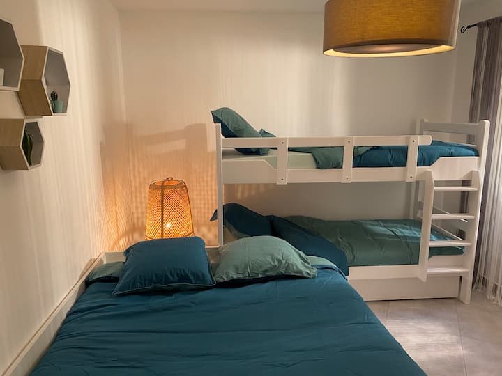 Chumba cha 3 cha kulala (Kitanda cha Malkia 160x200 na Vitanda vya Ghorofa)