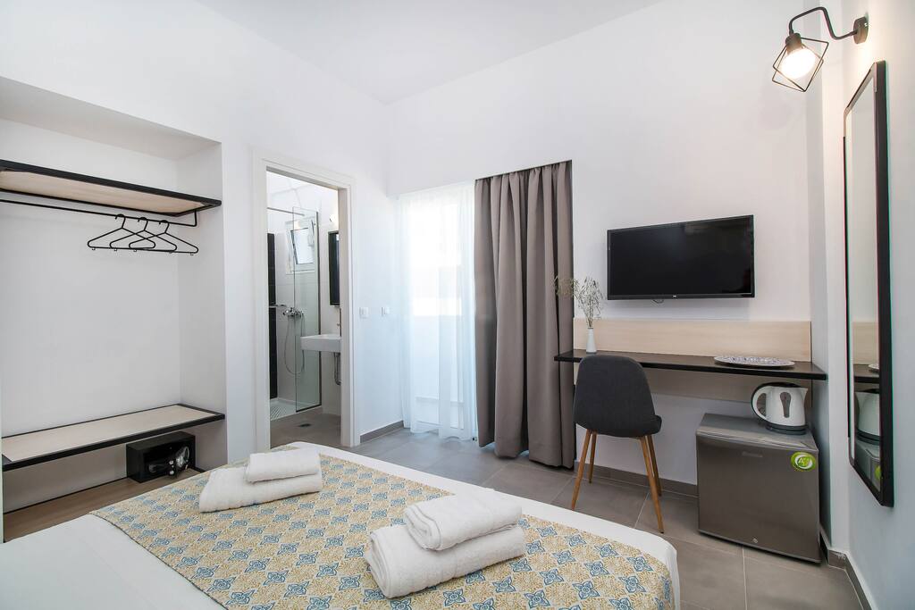 Double room with ensuite bathroom.