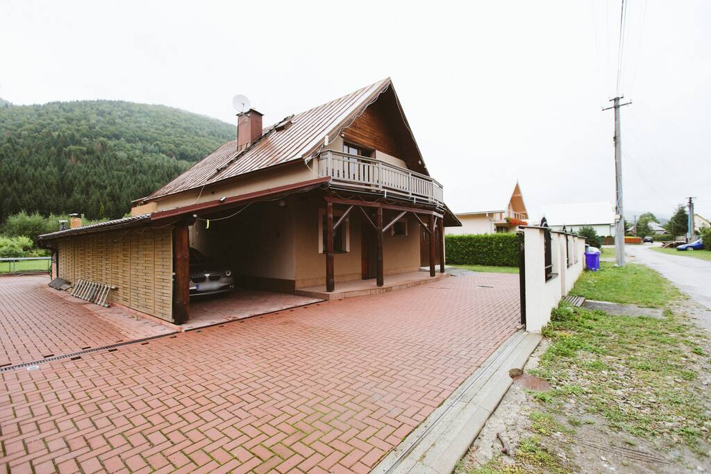 V areáli možnost parkovat až 6 aut.