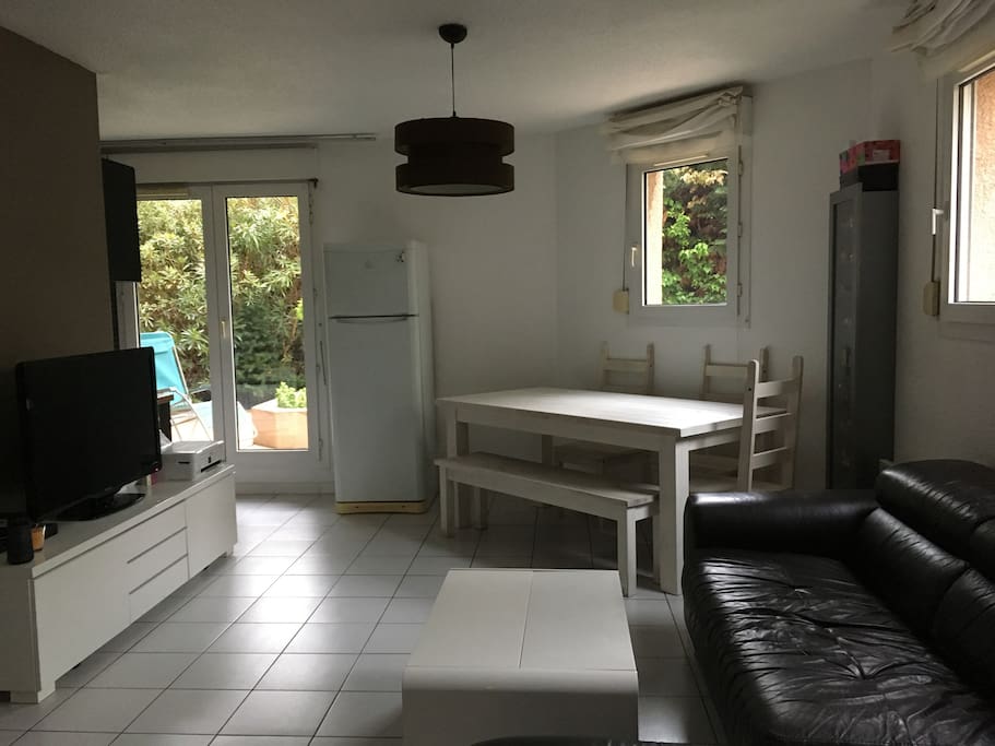 Pièce principale avec accès cuisine et jardin-terrasse. Très ensoleillé.