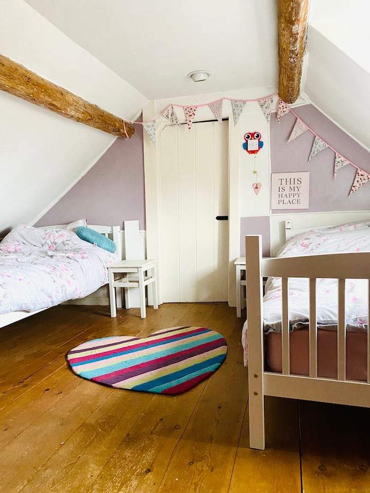 Bedroom 3 with En-suite and 2 single beds