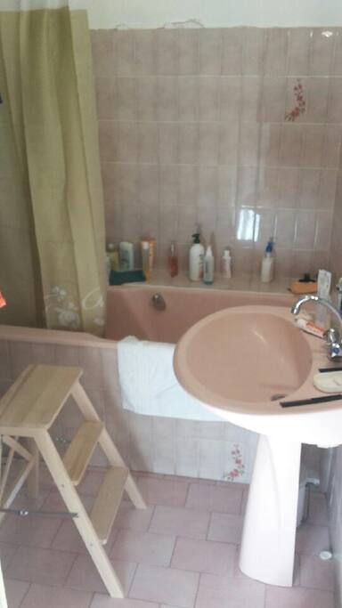 Salle de bain avec pommeau de douche