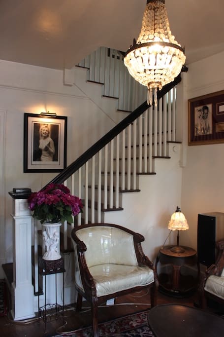 1st Fl entrance area.