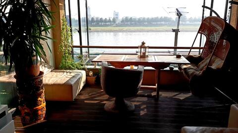 Fabulous and right on the river, double bed, 1-2 p