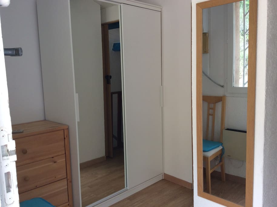 Commode 3 tiroirs, penderie, miroirs dans l'entrée