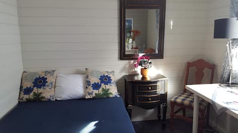 Quiet room with half bath in Tromsø