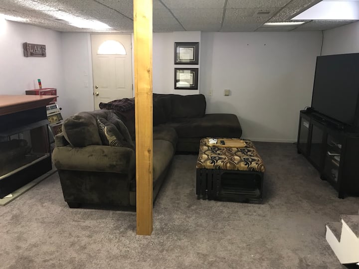 พื้นที่นั่งเล่นชั้นล่างสมาร์ททีวีขนาด 65 ”