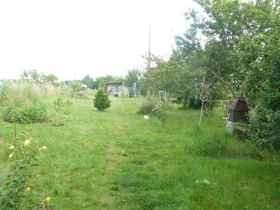 Barbecue, table et chaises de jardin