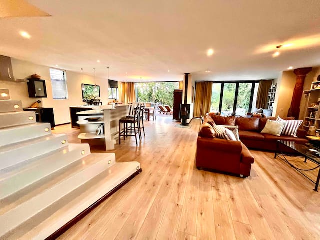 3 BR Pet Friendly Home with Beach Nearby!