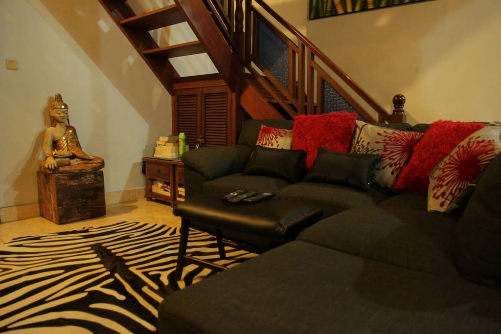 An intimate lounge area to watch TV..the latest movie or relax with family and friends.