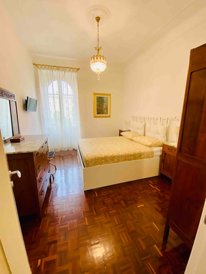 Dormitorio principal con suelo de parqué equipado con TV LED, armario, armario, armario, zapatero, sillón, mesitas de noche, abat jour, aire acondicionado inteligente con bomba de calor.