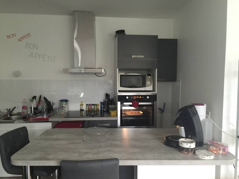 Cuisîne four micro onde à votre disposition vous pouvez laissez aussi des aliments au frigo . Le Cafe est offert le matin