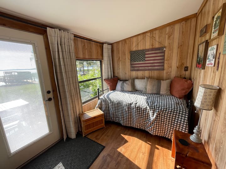 Sun room trundle bed (2 twins)