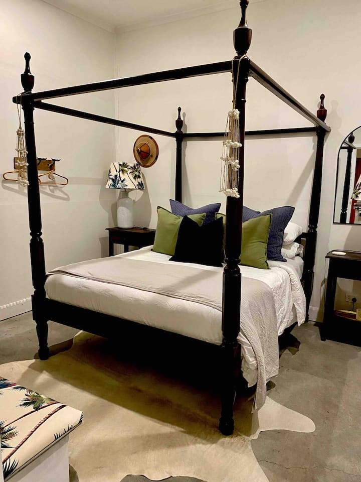 Chambre 1, lit Queen Size à baldaquin avec draps 100 % coton et 100 % coton doona avec un nouveau matelas, la chambre est entièrement isolée avec un ventilateur de plafond pour vous garder au frais en été, belle lucarne pour voir le ciel nocturne depuis le lit