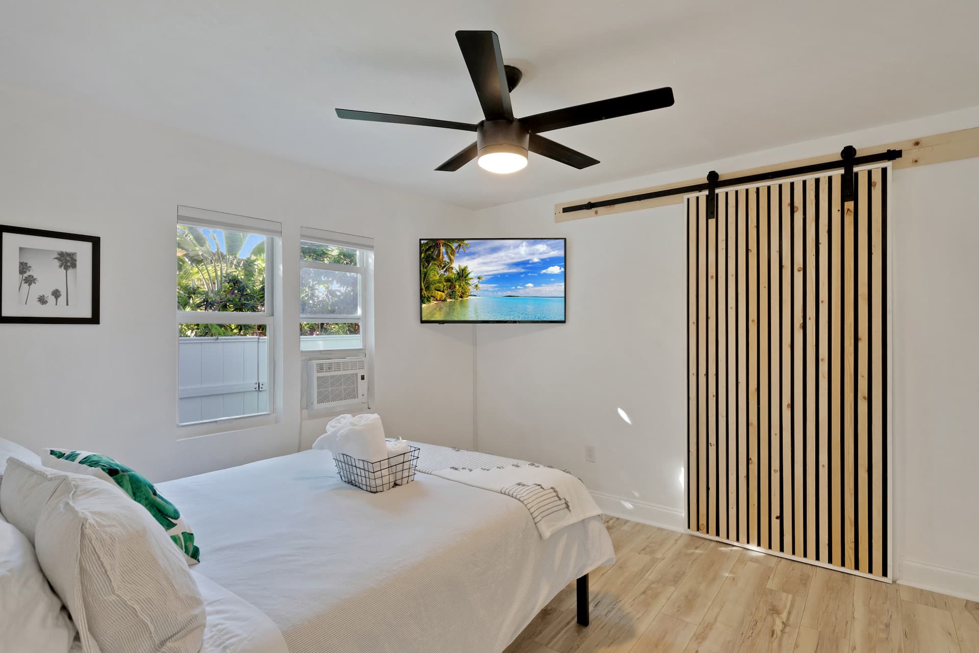 ModernTropic 2bd/1ba Near Beach w/ fence yard/deck — photo 5