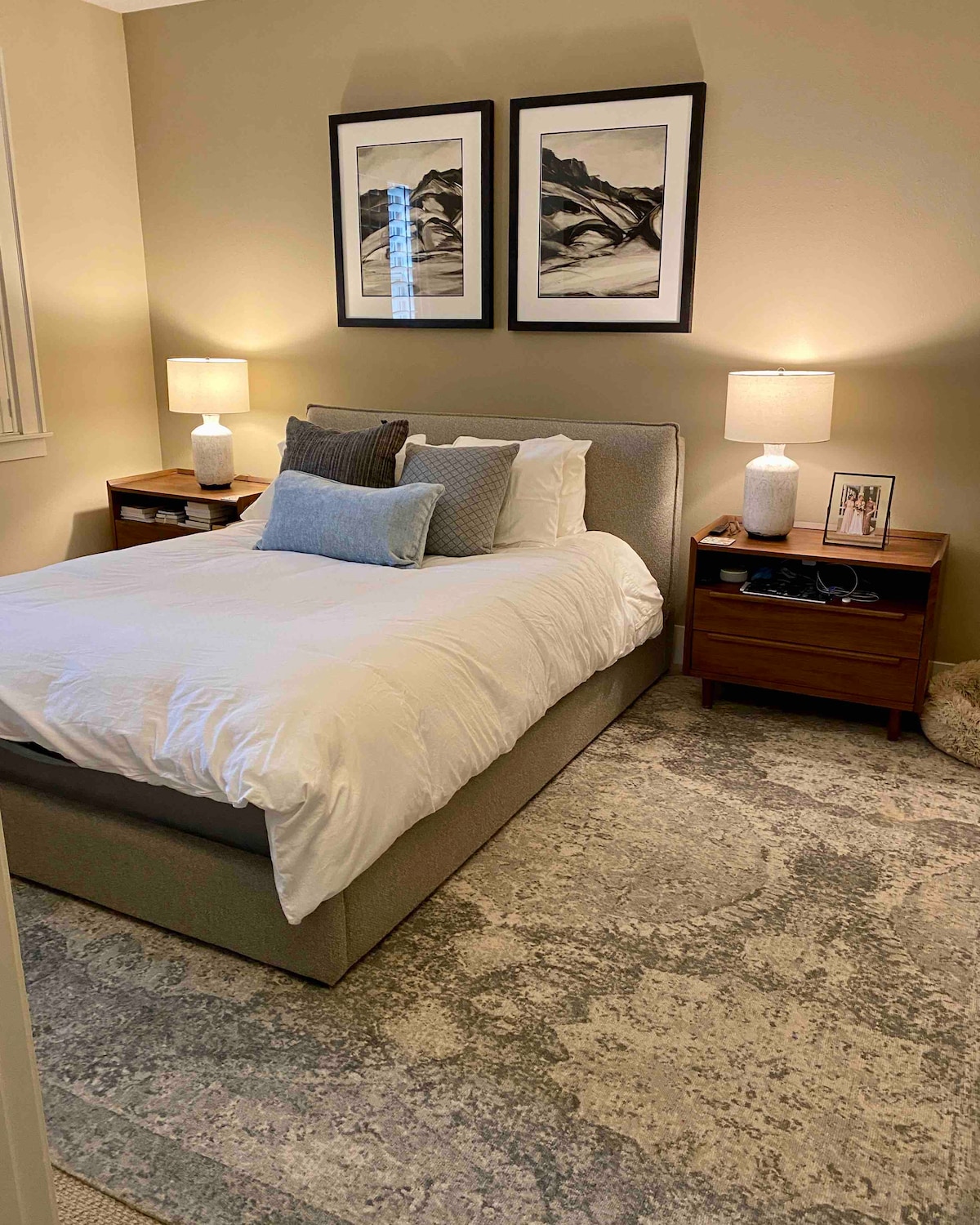 Основната спалня включва удобно легло за спане. 